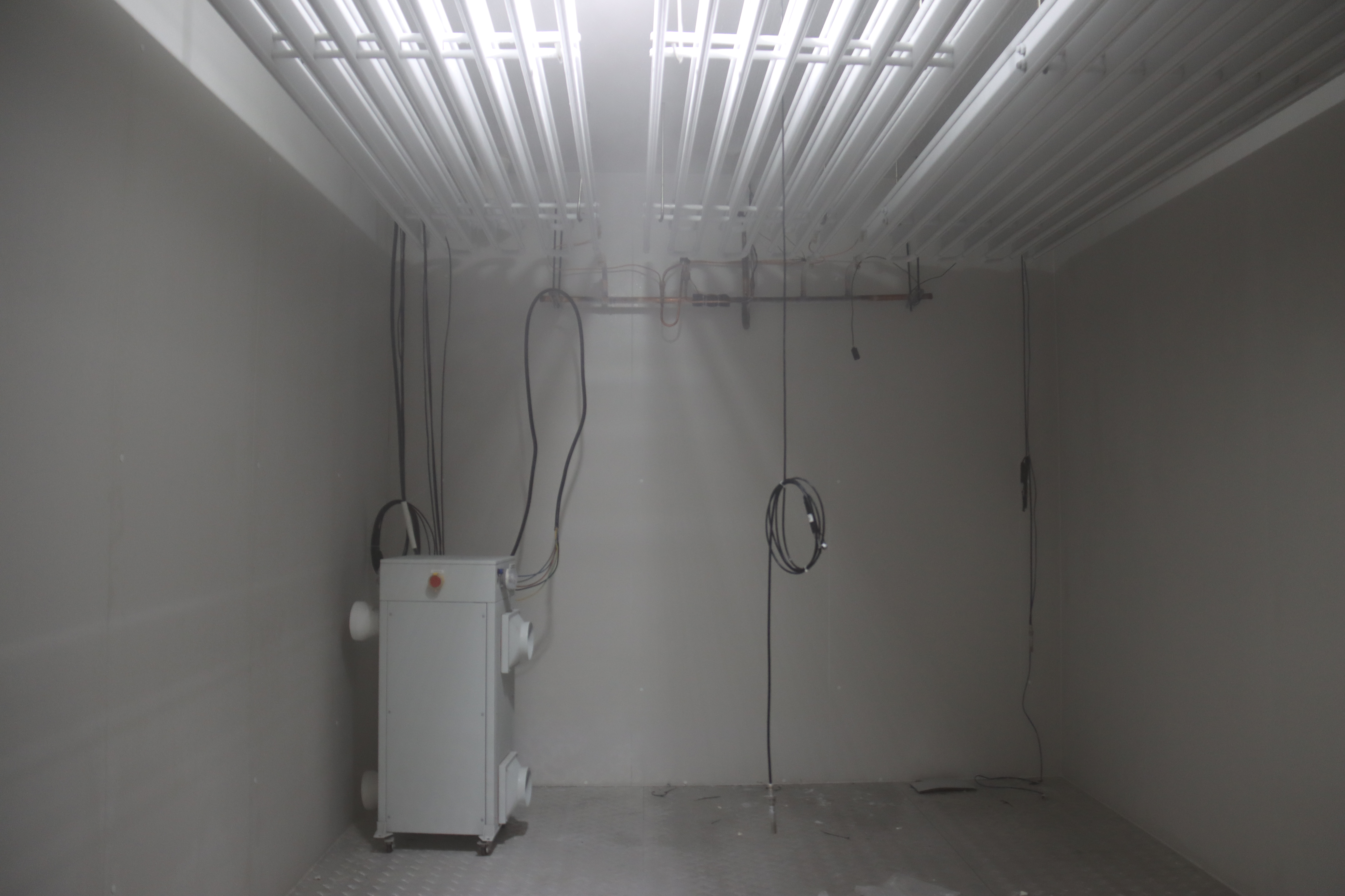 Промышленный осушитель в испытательном зале холодного хранения